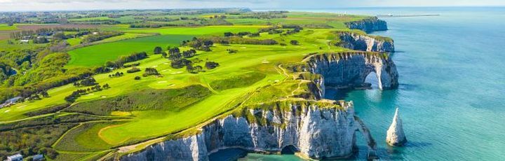 Eine felsige Küstenlinie mit Klippen und dem Meer.
