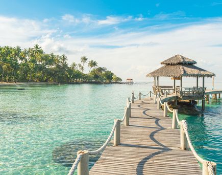 Teg im Wasser mit Überdachung und hellblauem Wasser in Thailand 