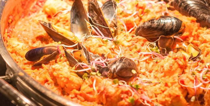 Eine Paella in einer großen Pfanne.
