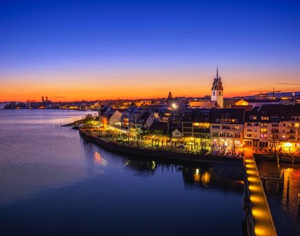 Blick über Friedrichshafen bei Sonnenuntergang