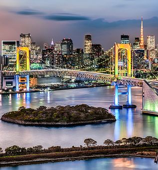 Bunt beleuchtete Skyline