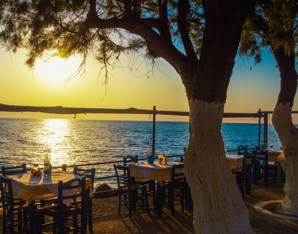 Blick aufs Meer von einer Taverne mit blauen Stühlen aus