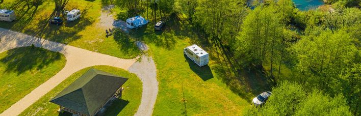 Eine Luftaufnahme eines Campingplatzes.
