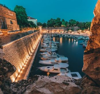 Ein Hafen mit Booten und Gebäuden am Wasser.