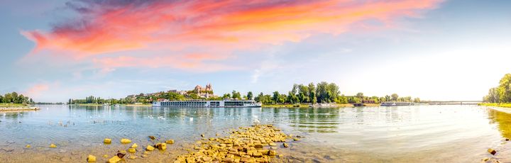 Flusskreuzfahrtschiff vor der Altstadt von Breisach am Rhein