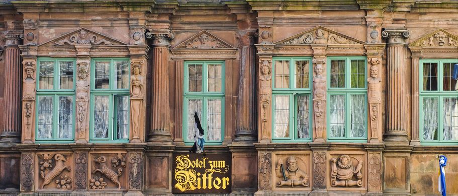 Eindrucksvolle Fassade des berühmten Hotels Zum Ritter St. Georg 