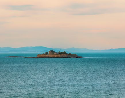 Blick auf die Insel Munkholmen im Sonnenuntergang im Trondheimfjord