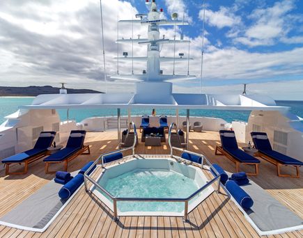 Pool an Deck der Trimaran Horizon