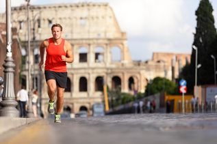 Läufer in Rom mit Colosseum im Hintergrund