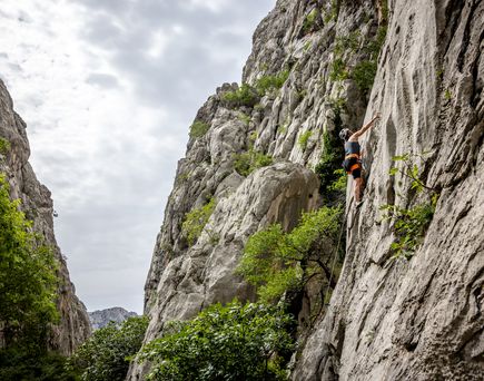 Kroatien Nationalparks Paklenica Urlaub Kletterer an Steilwand