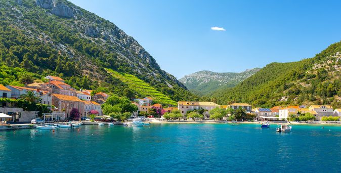 Blick auf die Halbinsel Peljesac. Grüne Insel, blauer Himmel.