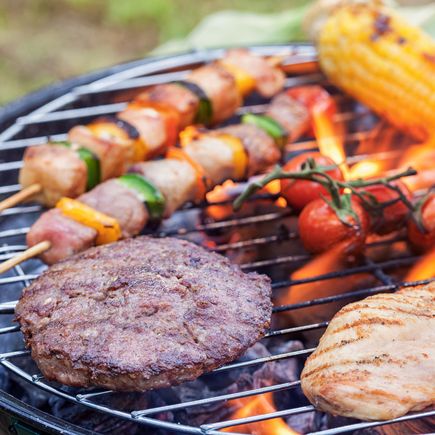 Fleisch und Gemuese auf dem Grill