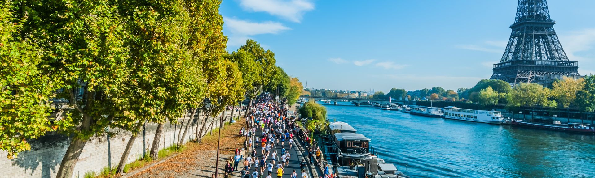 Laufer in PAris mit Eiffelturm im Hintergrund
