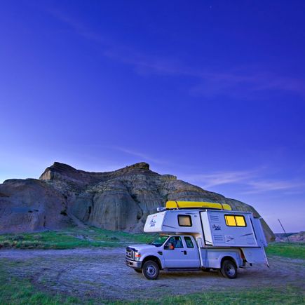 Info Camper Handbuch Wohnmobil Urlaub Wohnmobil nachts vor Berg