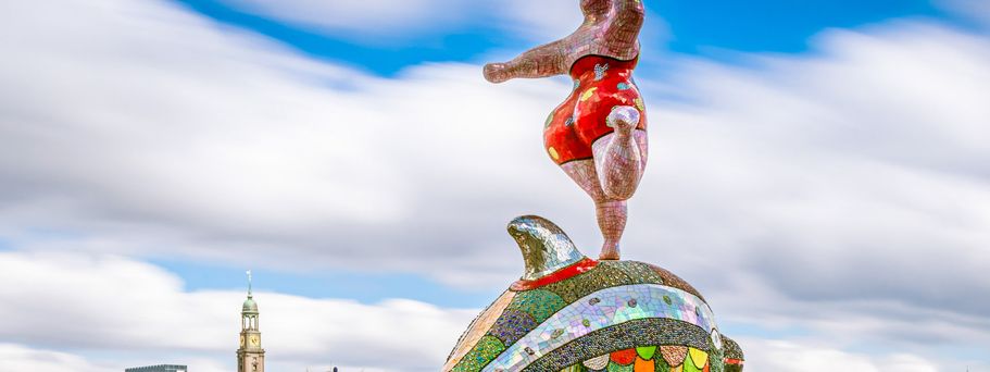 Hamburg Städtereisen Urlaub Bunte Statue vor Stadtansicht von Hamburg