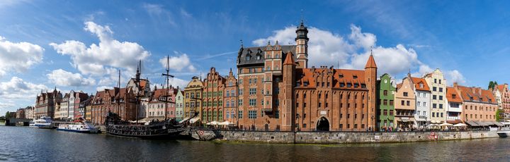 Blick auf die Häuserkulisse entlang des Flusses in Danzig.