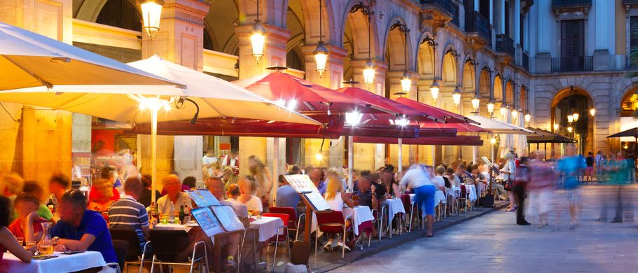 Restaurantmeile bei der Dämmerung