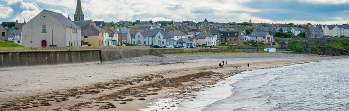 Blick auf Thurso mit seinem Strand und Häusern.