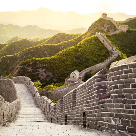 Über 21.000 Kilometer erstreckt sich die Chinesische Mauer, gut erhalten ist sie zum Beispiel bei Badaling