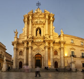 Ein historisches Gebäude mit einer imposanten Fassade und einem Turm.