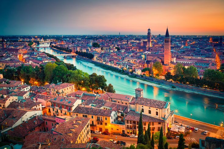 Eine Luftaufnahme Veronas bei Dämmerung.
