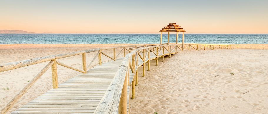 Idyllische Brücke aus Holz am Strand