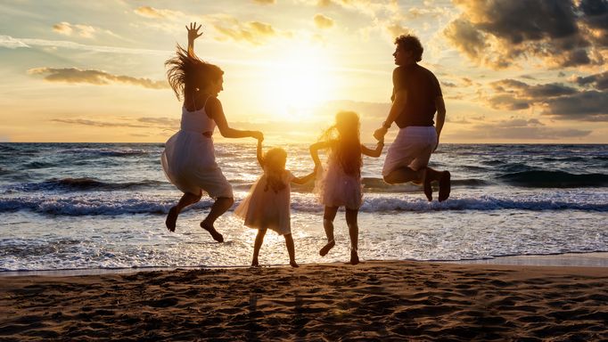 Familie mit Baby am Strand