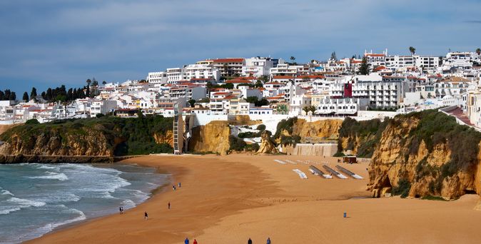 Blick über den Strand , im Hintergrund sieht man die Stadt Faro