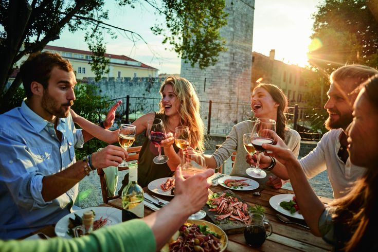 Menschen beim fröhlichen Beisammensein und essen