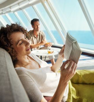 Paar entspannt sich auf dem Schiff und Frau liest ein Buch