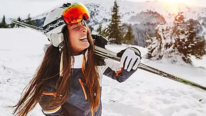 Frau mit Ski im Schnee