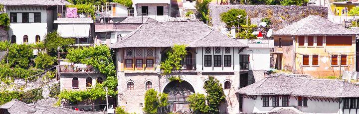 Gjirokastra, Häuser am Hang