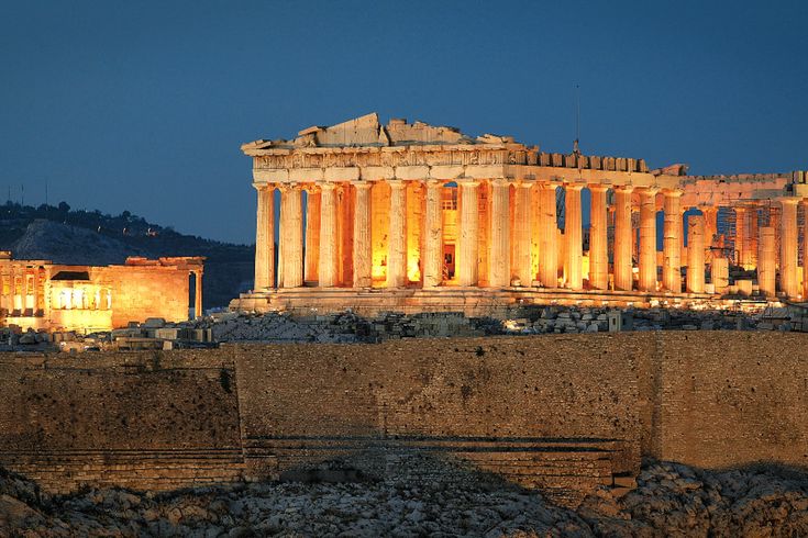 Die Akropolis in Athen, Griechenland, beleuchtet bei Sonnenuntergang.