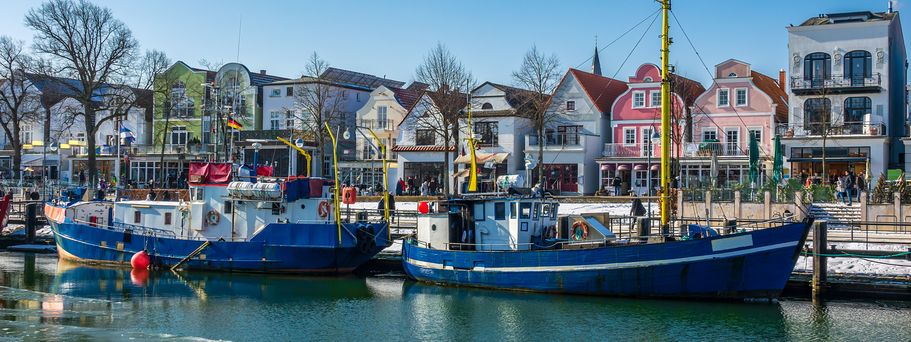 Blick auf den Alten Strom in Warnemünde im Winter