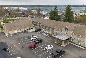 Hotel, Comfort Inn & Suites Thousand Islands Harbour District