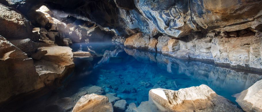 Badegrotte am vulkanischen See Myvatn