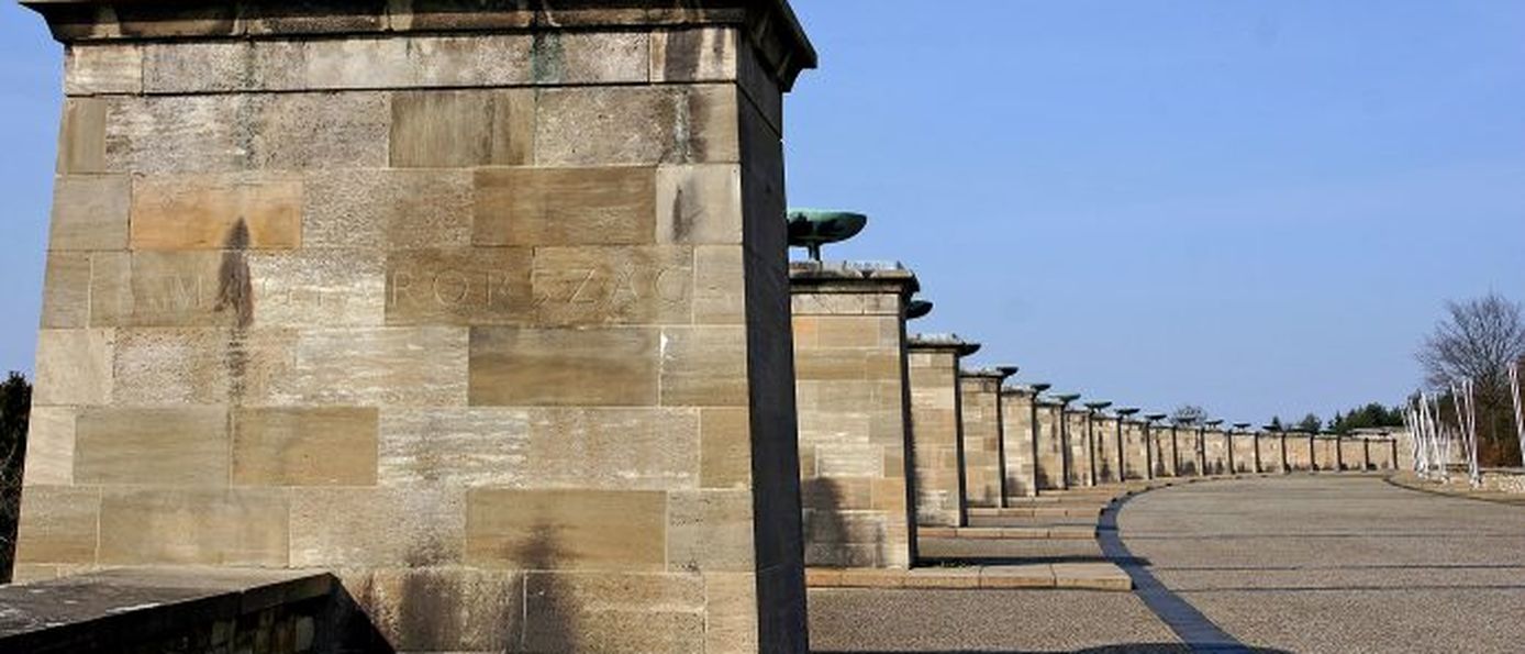  Mahnmal für die vielen Opfer des Konzentrationslagers Buchenwald