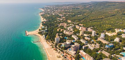 Blick über Varna aus der Vogelperspektive. Meer, Strand, Hotels und Wald.