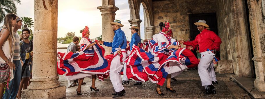 Santo Domingobaile santo domingo. Tänzer in Tracht