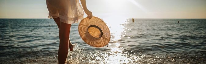 Frau läuft ins Meer 
