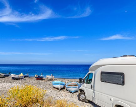 Camping Italien Urlaub Reisen Wohnmobil am Strand mit Fischerbooten