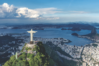 2 Menschen vor der Mein Schiff im Hafen