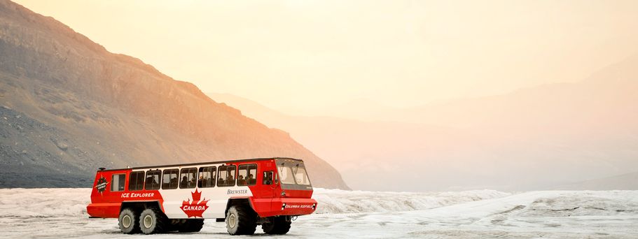 Camper Kanada Wohnmobil Reise Schneemobil auf Gletscher in Alberta