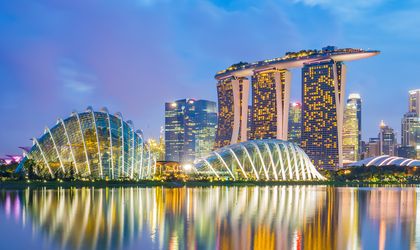Blick über das Meer auf die beleuchtete Skyline von Ho Chi Minh Stadt