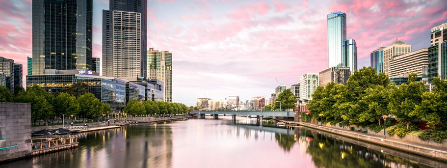 Fluss Yarra mit der Southbank und Eureka Tower auf der linken Seite
