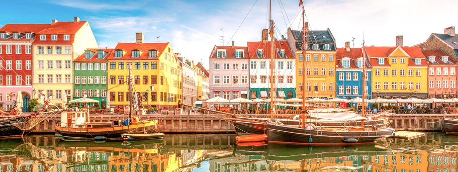 Bunte Häuser mit viel Geschichte und alte Schiffe am Nyhavn