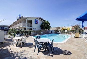 Hotel, Motel 6 Laredo South