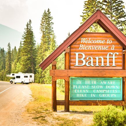 Camper Kanada Wohnmobil Reise Eingangsschild Banff Nationalpark