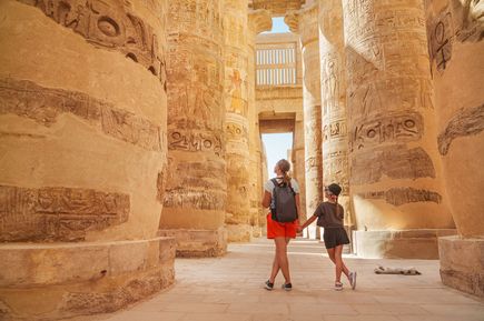 Elternteil mit Kind in Ägypten beim Kulturbesuch