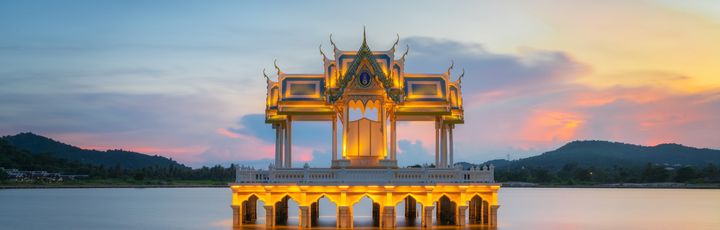 Sonnenuntergangsansicht des thailändischen Pavillons im Khao Tao Stausee, Hua hin, Thailand